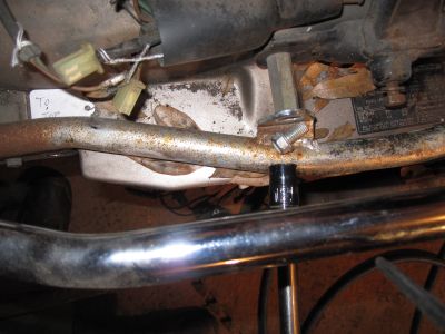 Showing position of right side middle grab bar bolt.  Note different size than rear bolt.
Keywords: 1984;goldwing;gl1200